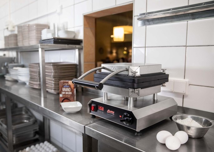 Operational Culinary Efficiency: Scaling Food Service with the Waffle Maker Iron